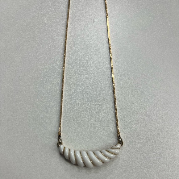 Vintage Avon White and Gold Tone Gatsby Necklace 1981 - Picture 3 of 5